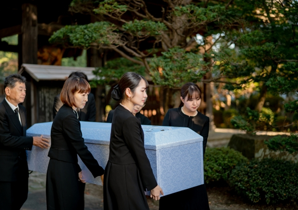 家族葬メモサが足立区で火葬式の棺を搬送する葬儀スタッフ一同