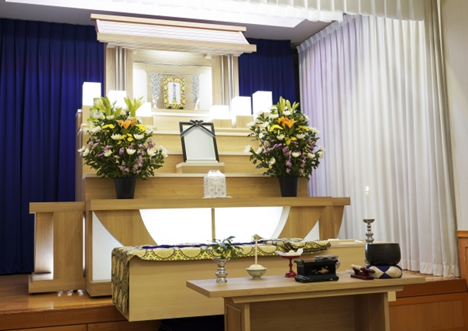 家族葬メモサの足立区ホールで祭壇と花立てが並ぶ二日家族葬の式場風景