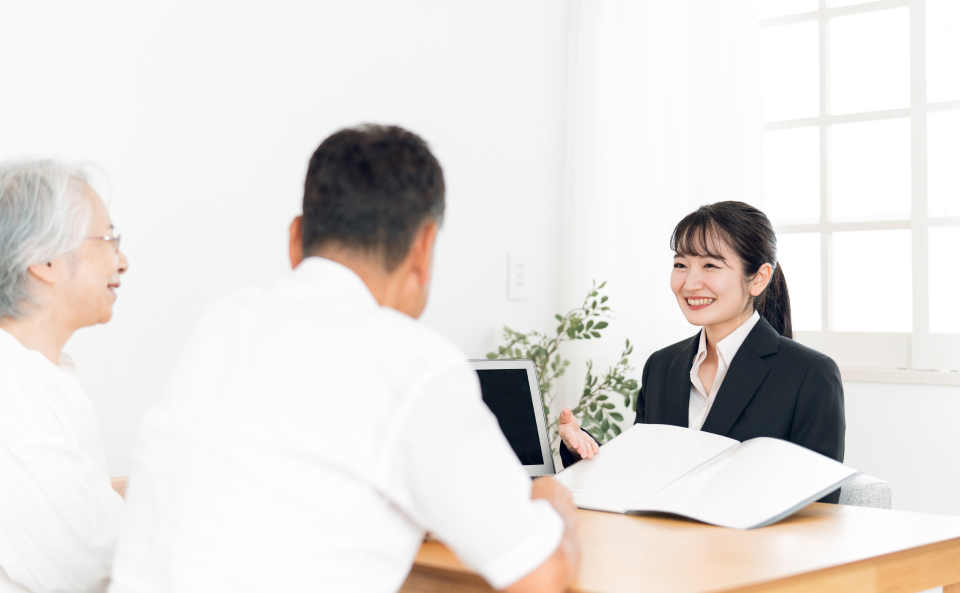 家族葬メモサが足立区のご家庭で事前相談を行い葬儀の流れを説明している